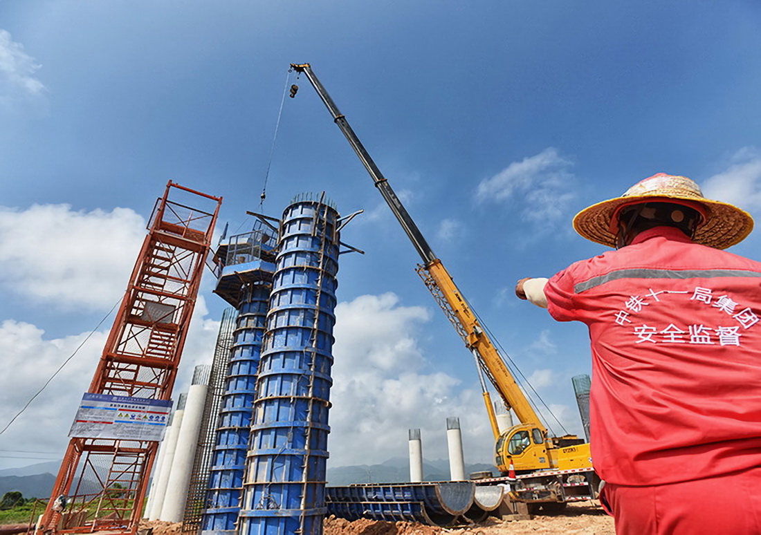 5月6日,建设者在黄茅海跨海通道赤溪互通主线桥工地施工。