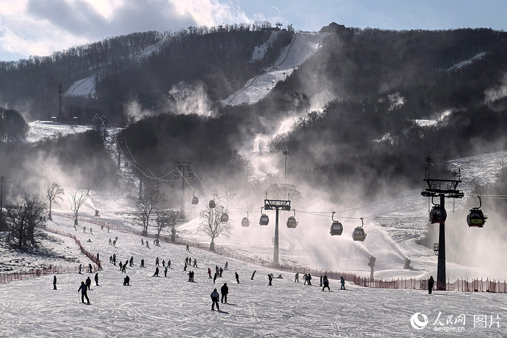 12月3日，吉林省吉林市万科松花湖滑雪度假区人头攒动，滑雪“热”来袭。人民网记者 王海跃摄