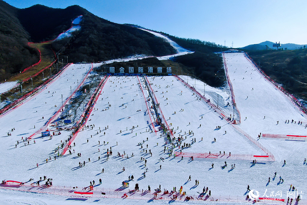 12月15日，陕西省铜川市照金国际滑雪场，雪友们在雪道上尽情享受冰雪的魅力。人民网记者 魏鑫摄