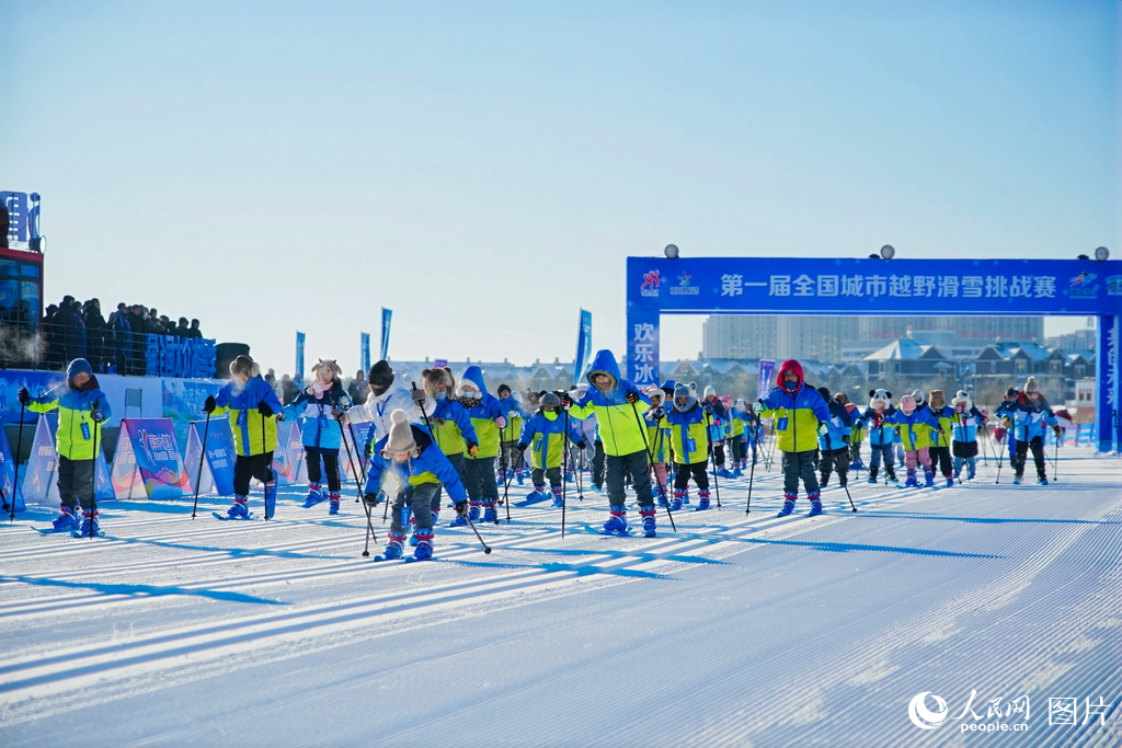 12月21日，第一届全国城市越野滑雪挑战赛在内蒙古自治区呼伦贝尔市举行。人民网记者 齐浩男摄