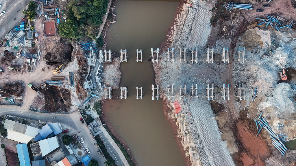 这是钦州市子材大桥的建设工地（2月4日摄，无人机照片）。