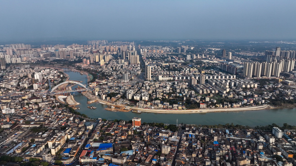 这是建设中的流经钦州市区的平陆运河（2月4日摄，无人机照片）。