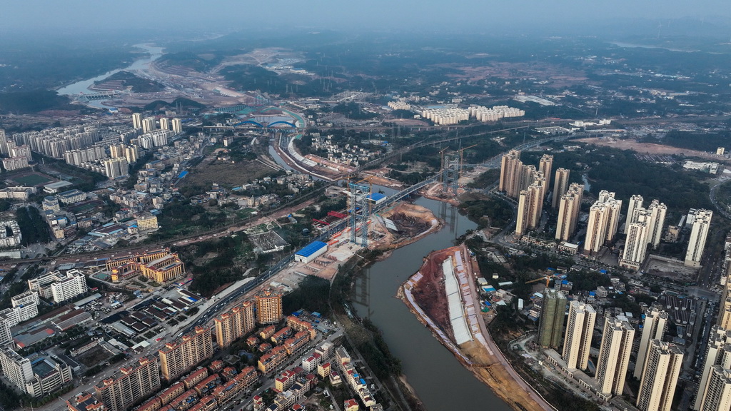 这是正在建设中的青年枢纽与钦州市区衔接处的平陆运河建设工地（2月4日摄，无人机照片）。