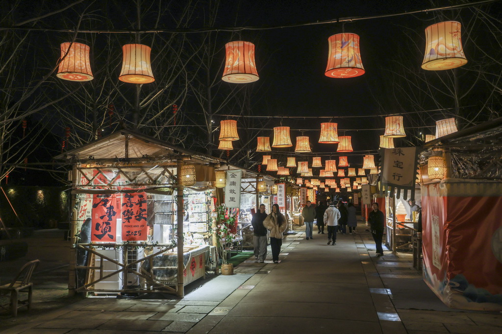 2月6日拍摄的嘉兴市子城遗址公园的子城非遗集市。