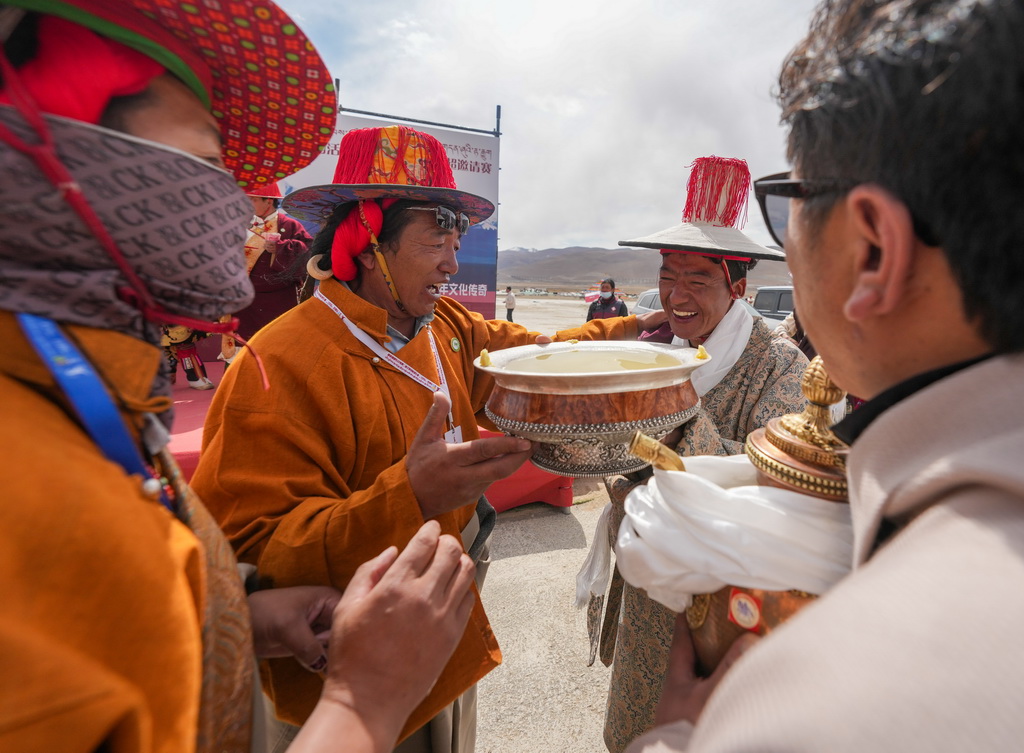 4月27日，获奖马匹的主人（右二）在喝青稞酒，接受祝福。新华社记者 晋美多吉 摄
