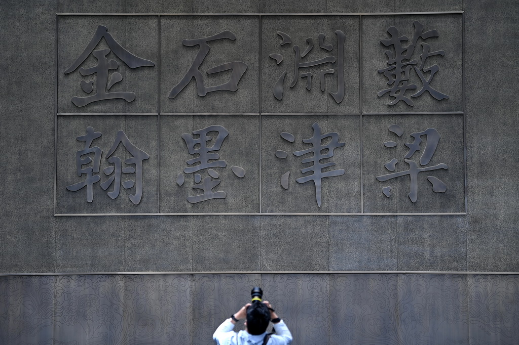5月12日，游客在改扩建后的西安碑林博物馆北区场馆参观拍摄。