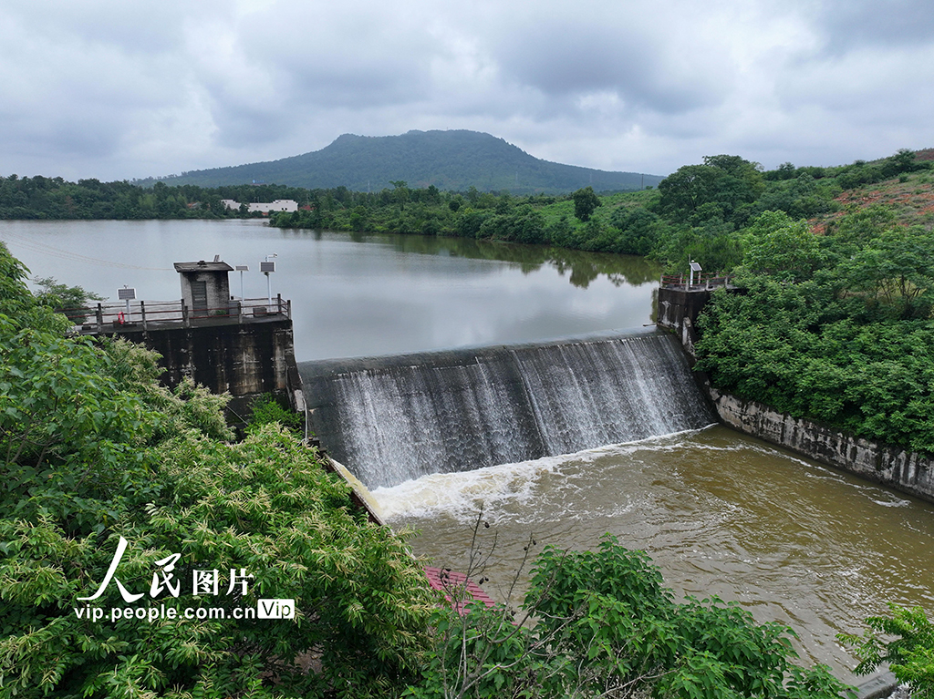 江西泰和：水库泄洪保安全