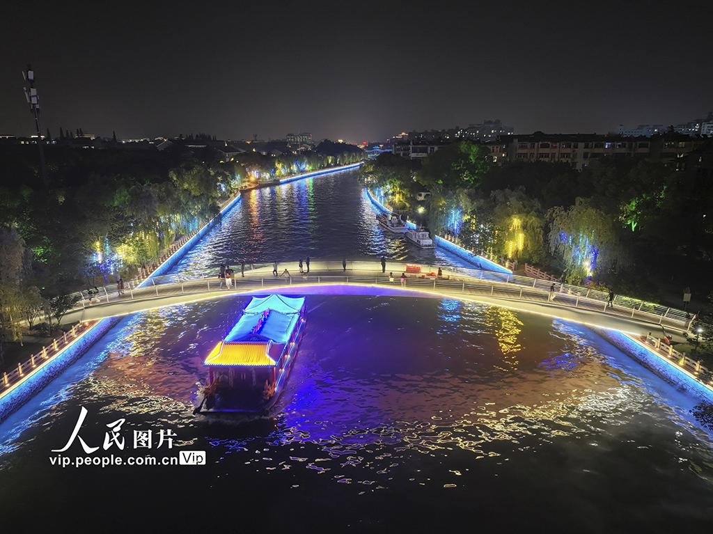 江苏扬州：夜游古运河