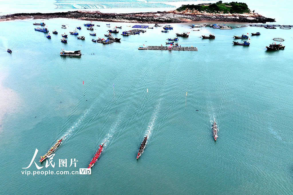 福建连江：海上赛龙舟