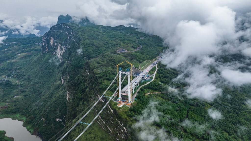 这是建设中的安盘高速天门特大桥（5月28日摄，无人机照片）。