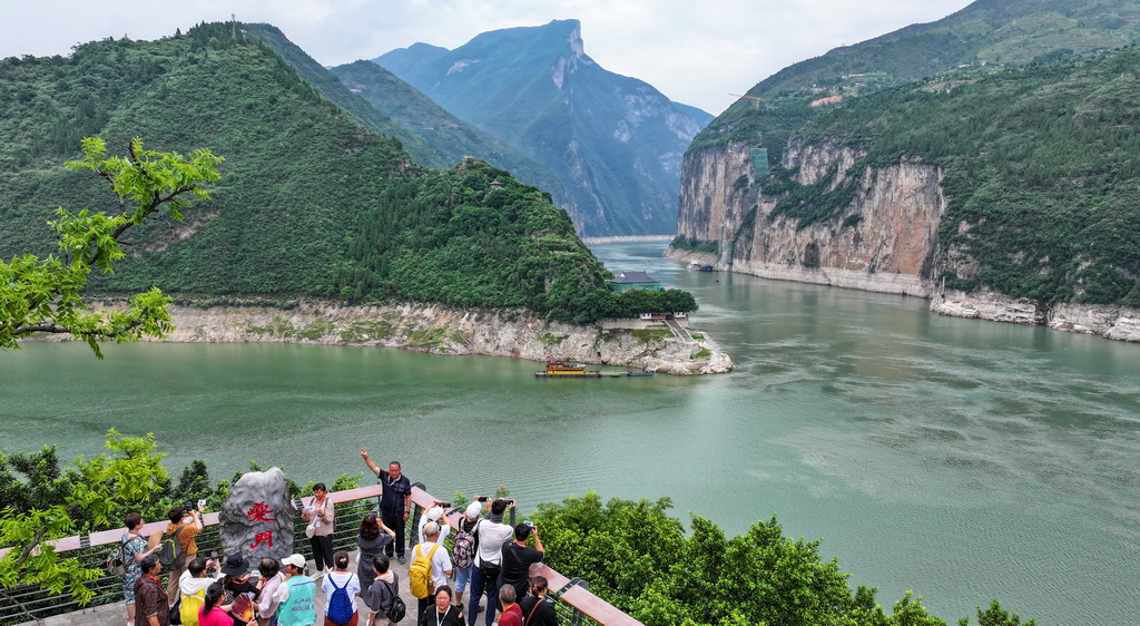 6月9日，游客在重庆奉节白帝城·瞿塘峡景区游览。