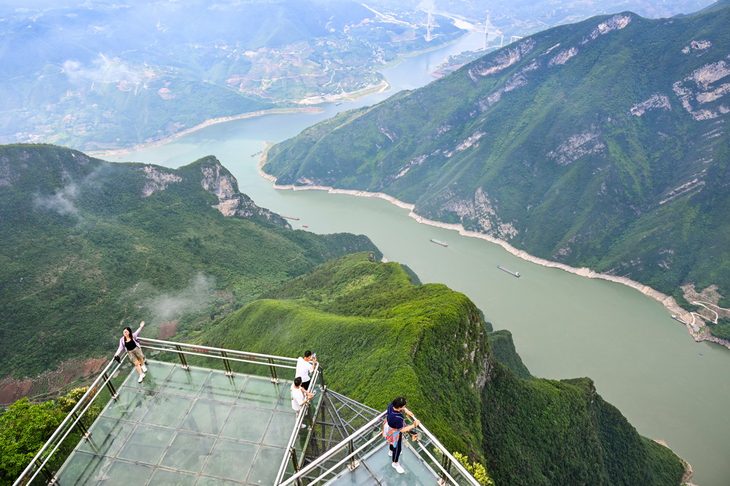 6月9日，游客在重庆奉节三峡之巅风景区观赏瞿塘峡景色。