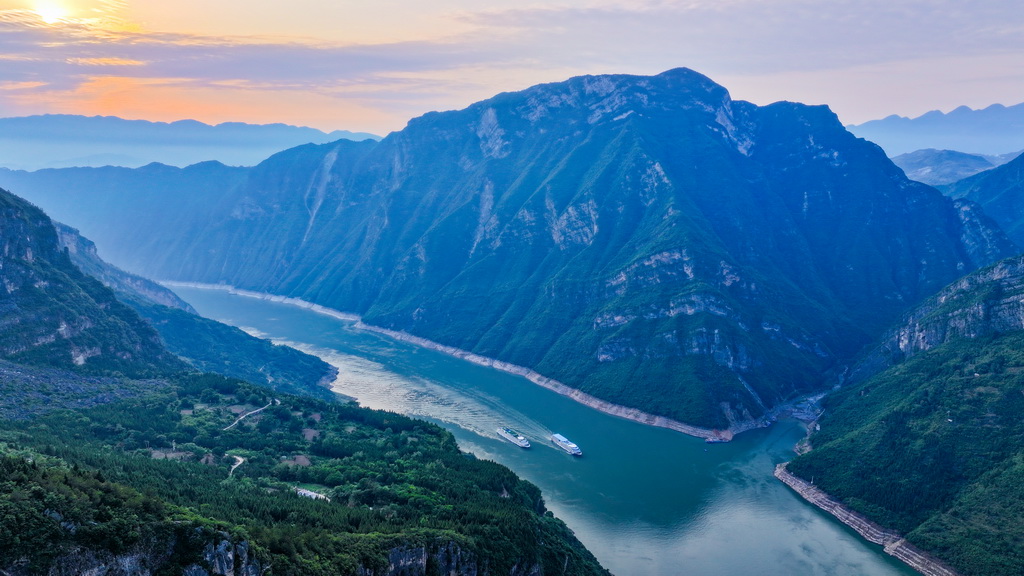 这是6月10日拍摄的长江巫峡一带景色（无人机照片）。
