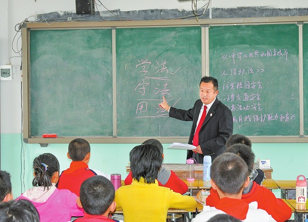 程呈友应邀为学生们讲法治课。