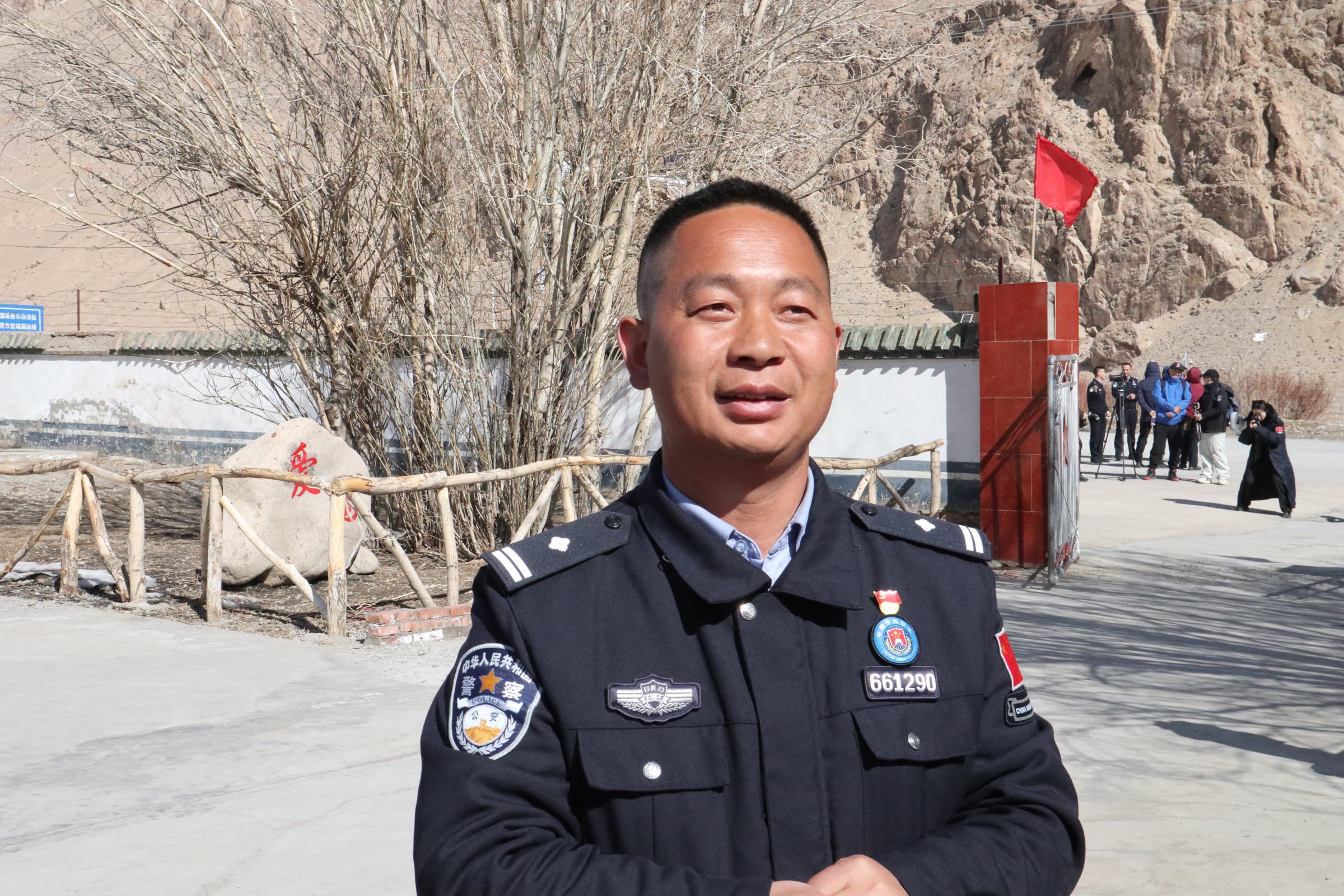 排依克边境派出所所长彭明有正在接受记者采访。人民网记者 郝萍摄
