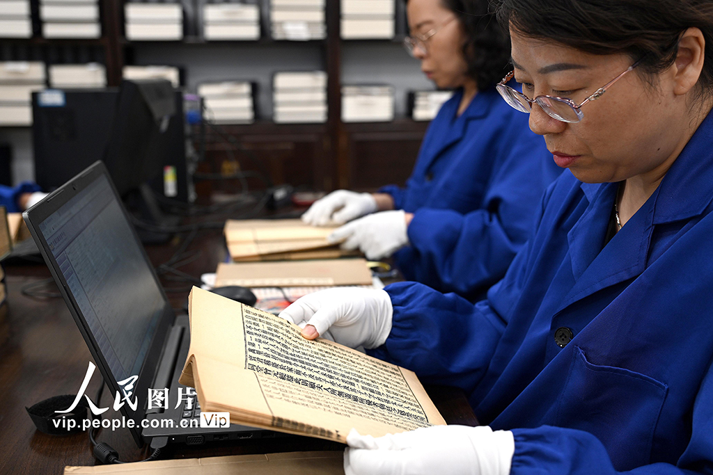 在河南省洛阳市图书馆古籍书库，工作人员进行古籍文献普查登录。