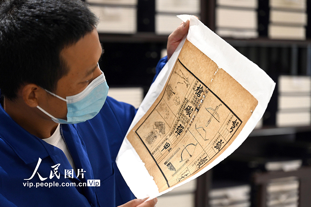 在河南省洛阳市图书馆古籍书库，工作人员对破损古籍进行修复。