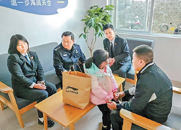 图为2025年1月21日，在福建省永泰县人民法院执行法官林建锋（左三）的陪同下，小蕾与父亲叶某见面。王建林 摄