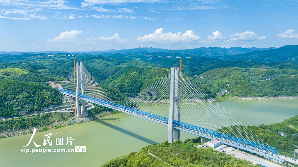湖北十堰：西十高铁汉江特大桥钢桁梁即将合龙【2】