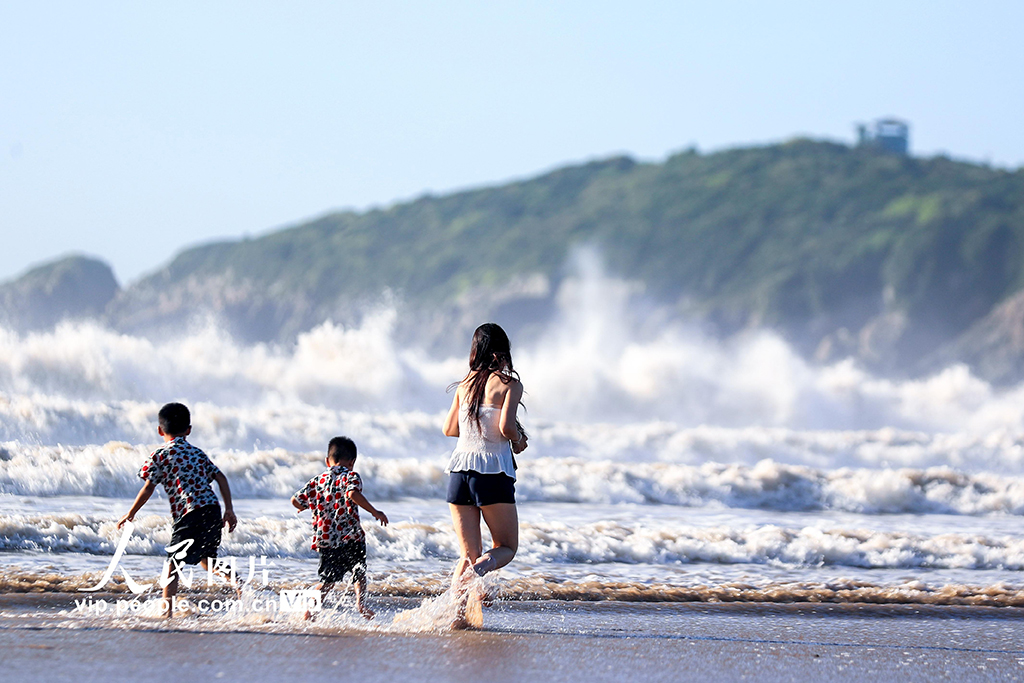 浙江舟山：碧海金沙引客来