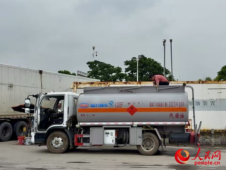 带有加油装置的油罐车。人民网 陈叶欣摄