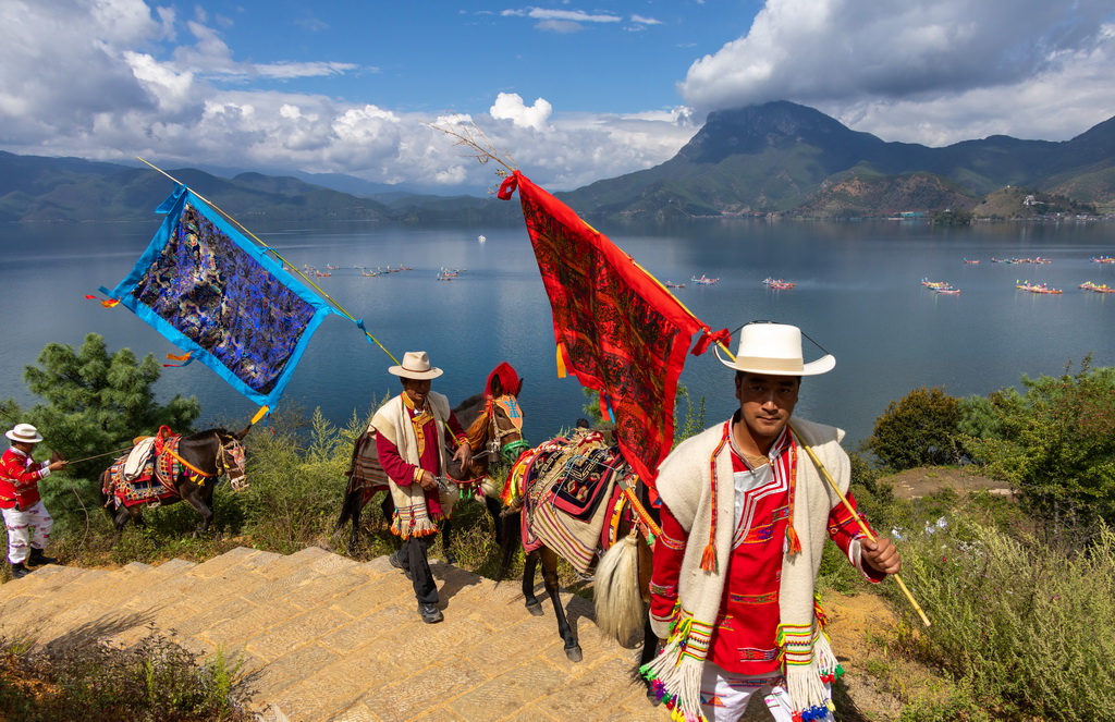 9月16日，当地群众赶马转山。