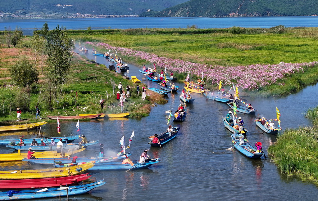9月16日，当地群众驾着猪槽船从泸沽湖的洛洼北码头开始转海（无人机照片）。