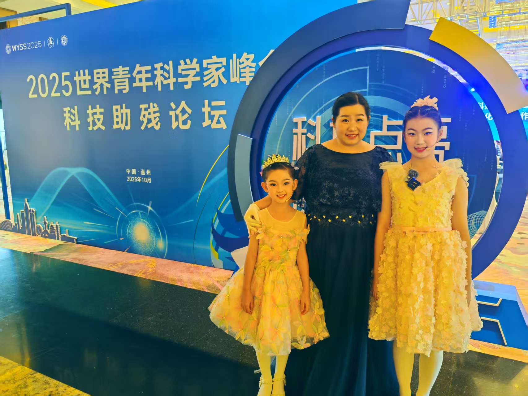 江晓慧和小陈(左)与小池(右)在论坛现场。人民网记者 王子锋摄