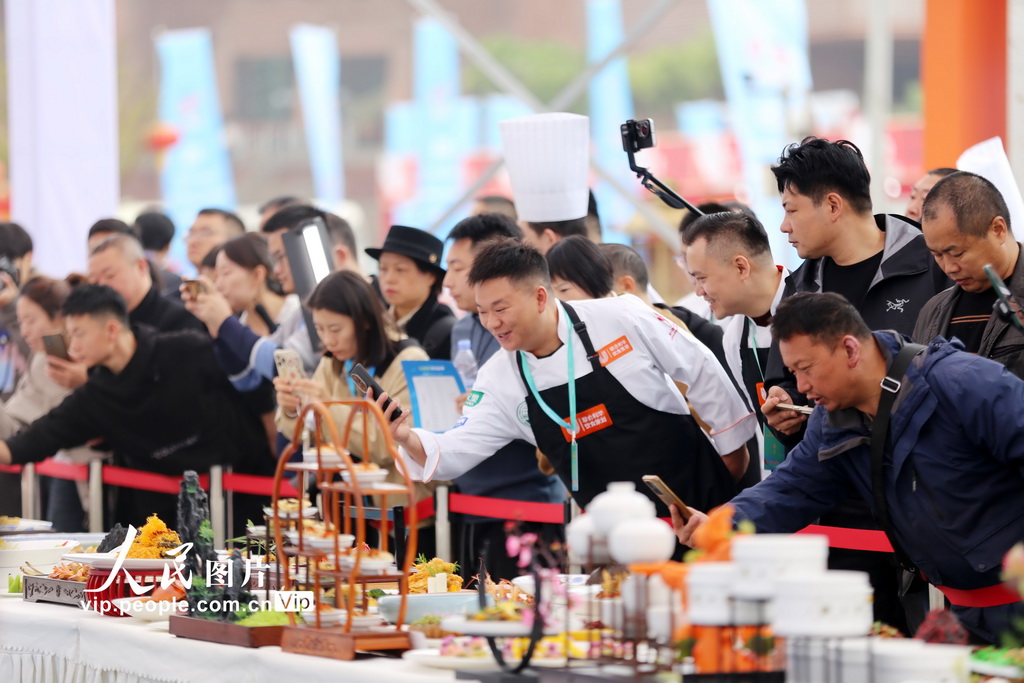 11月1日，2025世界川菜烹饪技能大赛现场，参赛厨师烹饪的传统川菜摆上餐台供厨师和嘉宾们学习交流。李华时摄（人民图片网）