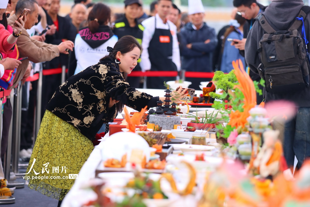11月1日，2025世界川菜烹饪技能大赛现场，游客在拍摄川菜作品。杨飞摄（人民图片网）