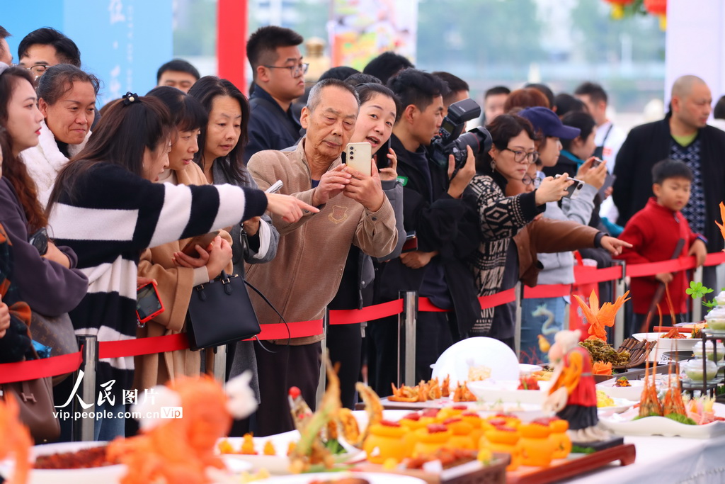 11月1日，2025世界川菜烹饪技能大赛现场，游客在欣赏川菜作品。杨飞摄（人民图片网）