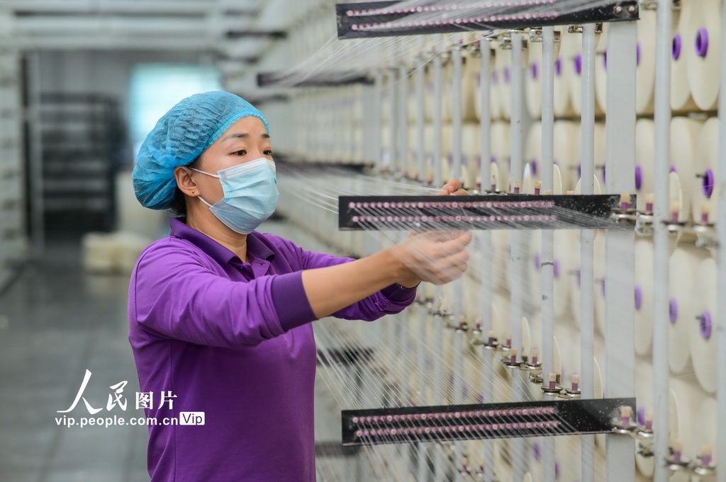 新疆呼图壁：纺织企业生产忙【2】