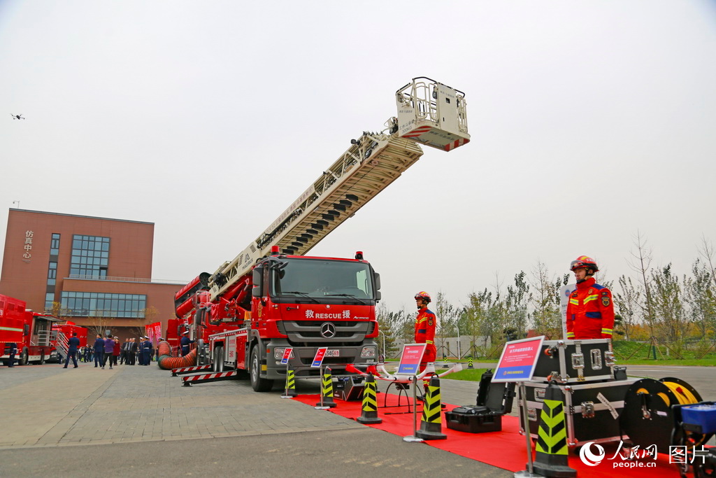 11月7日，天津市津南区消防救援支队联合天津大学举行校园消防安全工作推动会，图为师生参观消防特种车辆和装备器材展。人民网记者 崔新耀摄
