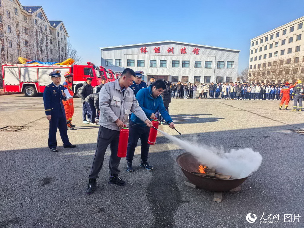 11月6日上午，长白山消防救援支队“119”消防宣传月活动启动，群众现场体验初期火灾扑救。人民网记者 王海跃摄