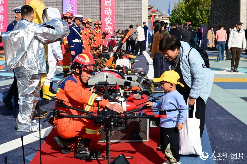 11月4日，小朋友在宁夏2025年消防宣传月启动仪式上进行体验互动活动。人民网记者 阎梦婕摄