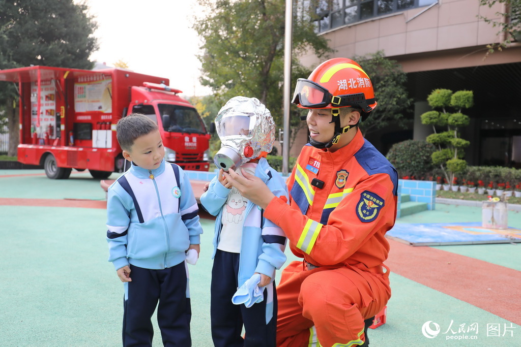11月4日， 消防安全培训走进天门市实验幼儿园。人民网记者 张隽摄