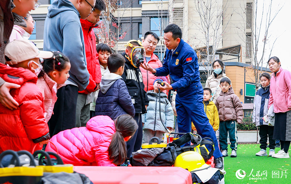 【2】11月8日，雄安新区容东片区八于社区、东西孙社区在居民“家门口”举办了“消防宣传月”相关活动，设置观看火灾案例消防安全警示片、消防员现场科普等互动体验，吸引了附近居民前来参与。人民网记者 宋烨文摄