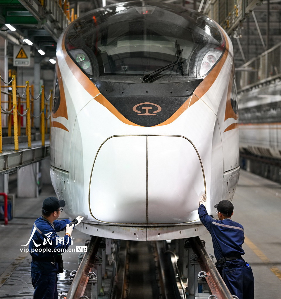 2025年11月15日凌晨，在南京动车段南京南动车运用所检修库，地勤机械师对车体外表进行检查。