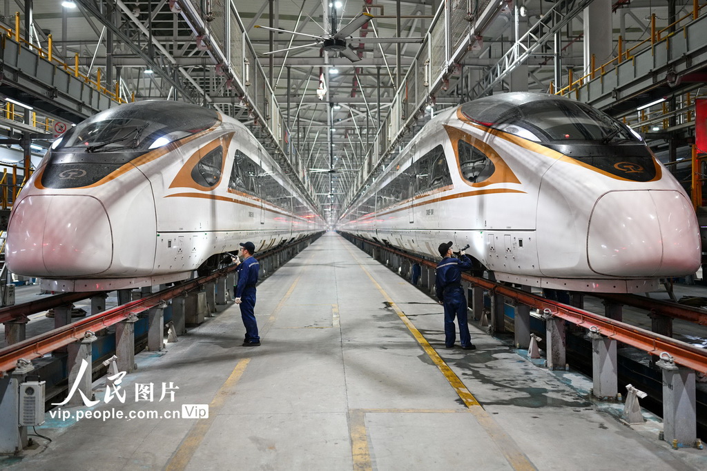 2025年11月15日凌晨，在南京动车段南京南动车运用所检修库，地勤机械师对车体外表进行检查。