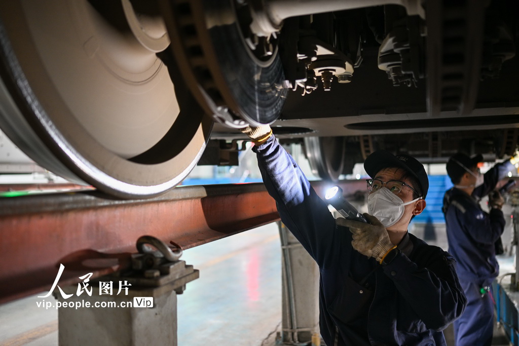 2025年11月15日凌晨，在南京动车段南京南动车运用所检修库，地勤机械师在检查动车轮对。