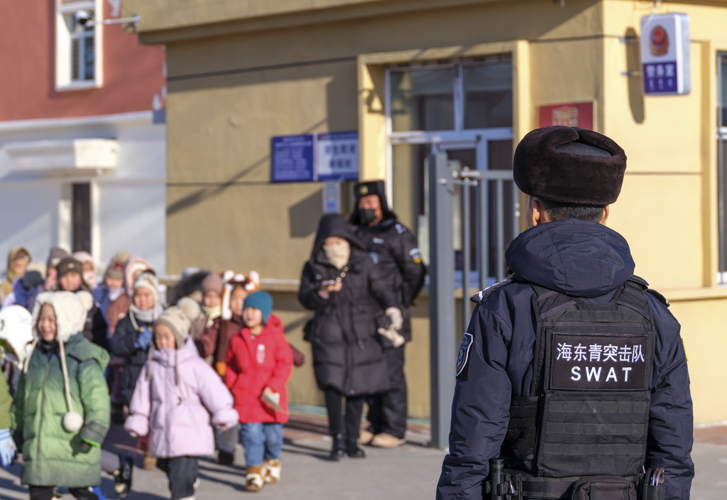 12月2日,在内蒙古呼伦贝尔市陈巴尔虎旗,“海东青”骑警队骑警在小学门口的护学岗执勤。新华社记者 马金瑞 摄