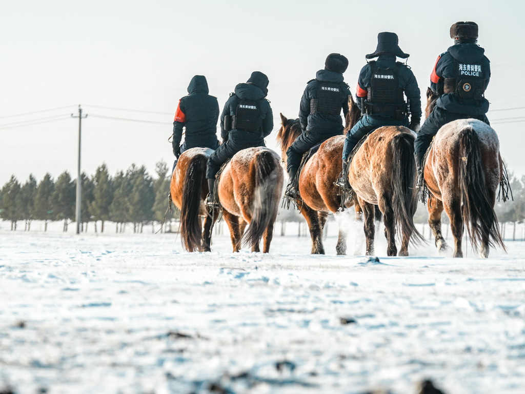 12月2日,“海东青”骑警队骑警在内蒙古呼伦贝尔市陈巴尔虎旗的雪原上巡逻。新华社记者 达日罕 摄