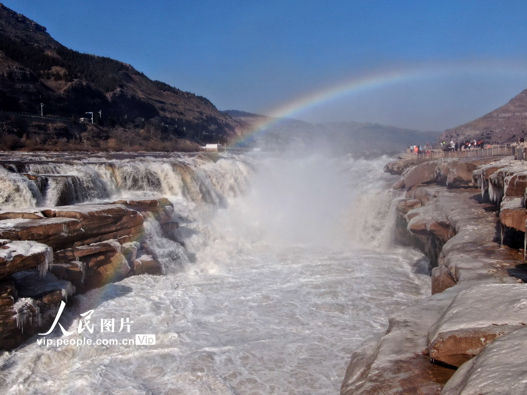2025年12月6日，在位于晋陕交界的黄河壶口瀑布拍摄的冰挂彩虹景观。