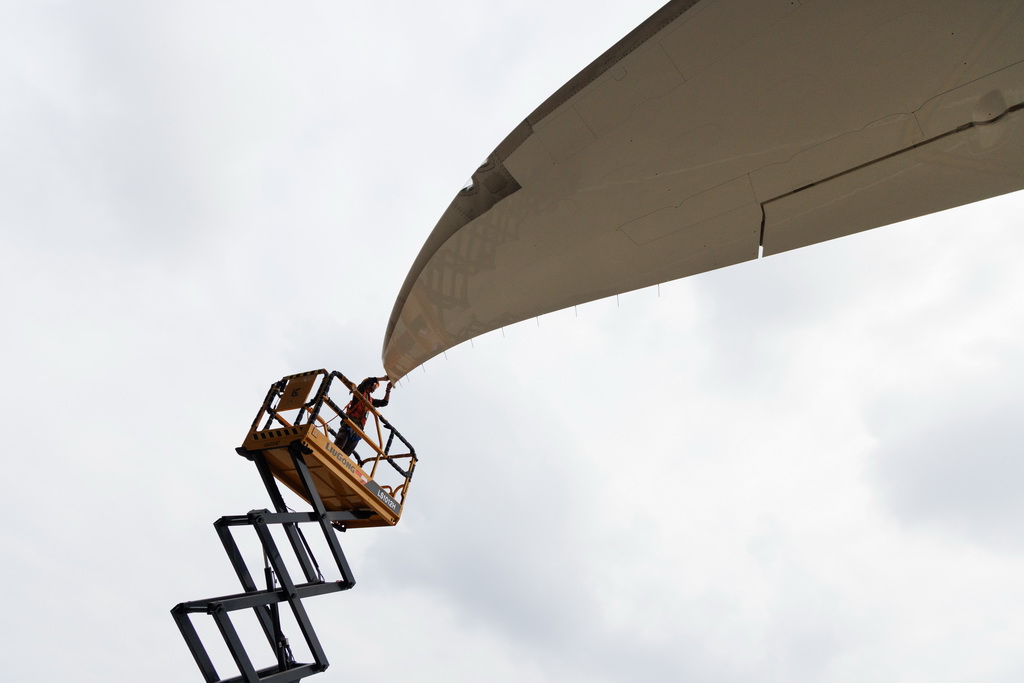 12月9日，工作人员在海南自贸港一站式飞机维修产业基地维修飞机。