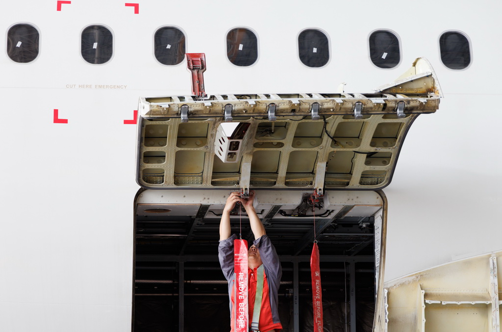 12月9日，工作人员在海南自贸港一站式飞机维修产业基地维修飞机。