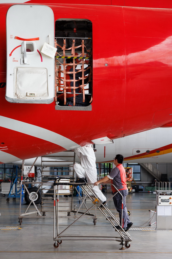 12月9日，工作人员在海南自贸港一站式飞机维修产业基地维修飞机。