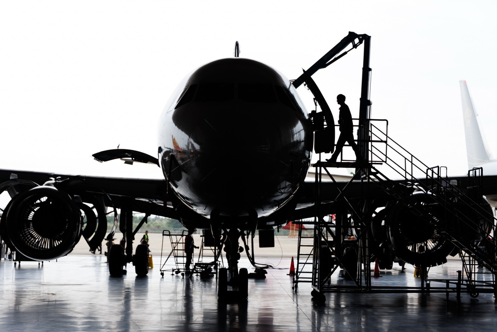 12月9日，工作人员在海南自贸港一站式飞机维修产业基地维修飞机。