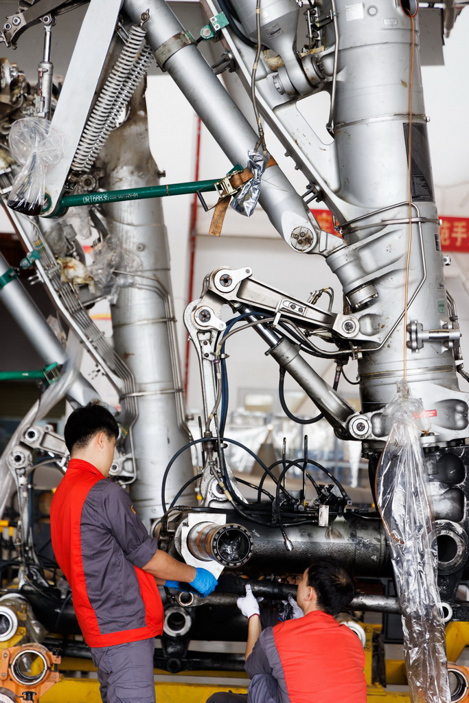 12月9日，工作人员在海南自贸港一站式飞机维修产业基地维修飞机。