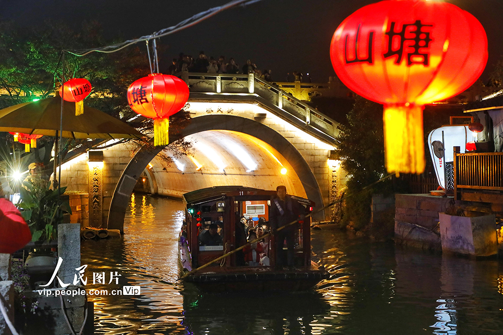 江苏苏州：夜游山塘街