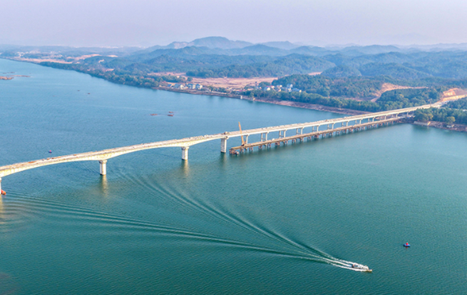 江西峡江：赣江仁和大桥建设忙